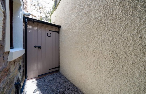 Jedburgh Apartment | Cosy River‑side Cottage in Jedburgh, Steps from Canongate Bridge