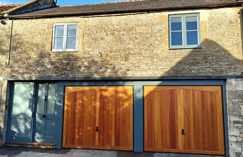 Colerne Cottage | Cosy romantic stay in historic Cotswold cottage