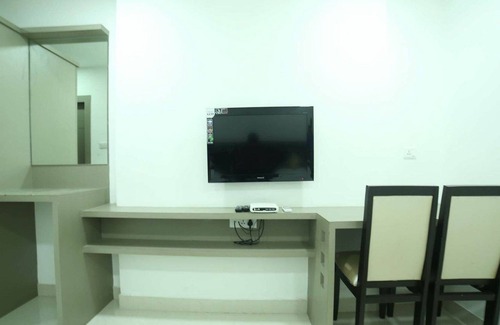 Madhapur House | Cosy Room With Private Bath And Work Desk