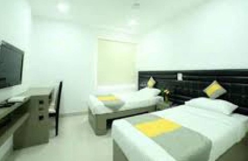 Madhapur House | Cosy Room With Private Bath And Work Desk