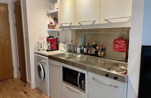 Chaucer Apartment | Cosy Scandinavian style studio flat in the heart of London
