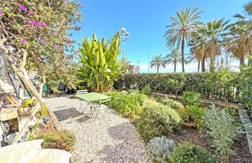 Les Baumettes Apartment | Cosy Sea Front Garden Nice