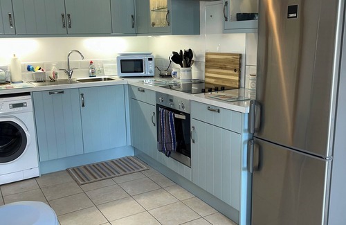 Moville Apartment | Cosy Seaside 2 bed (4+ baby) Apt, Centre Moville, Close beach High speed WiFi,