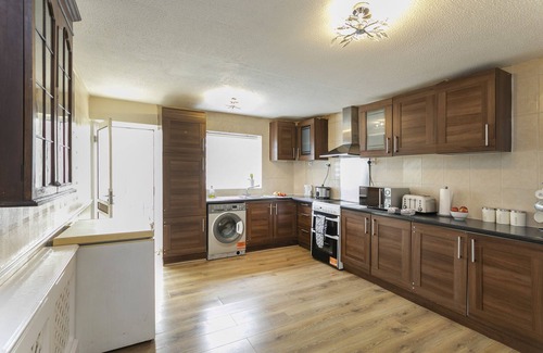 Vange House | *Cosy*Spacious*Wifi*Clean*Close2City*Parking*