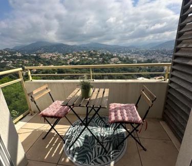 Saint Philippe Apartment | Cosy studio avec parking et vue féerique