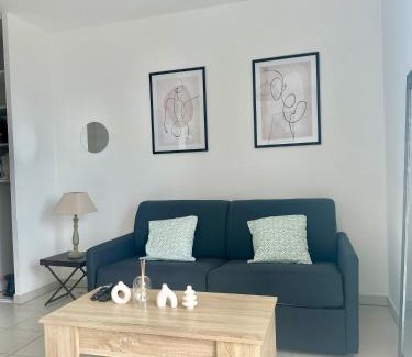 Saint Philippe Apartment | Cosy studio avec parking et vue féerique