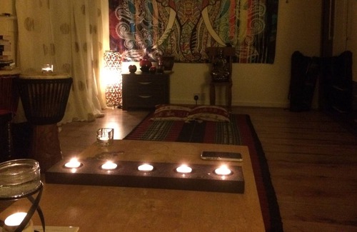 Crosshouse Apartment | Cosy studio flat with zen feel and hammock