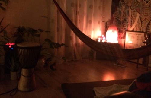 Crosshouse Apartment | Cosy studio flat with zen feel and hammock
