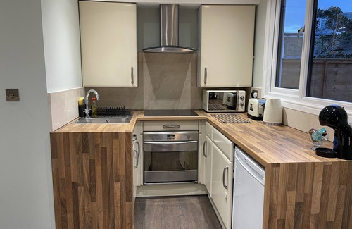 West Brompton Apartment | Cosy Studio Flat with Balcony in Heart of London!