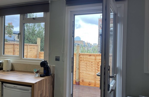 West Brompton Apartment | Cosy Studio Flat with Balcony in Heart of London!