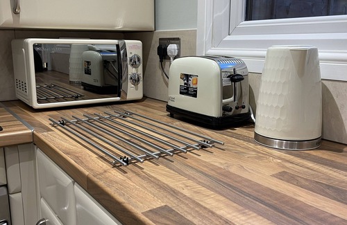 West Brompton Apartment | Cosy Studio Flat with Balcony in Heart of London!