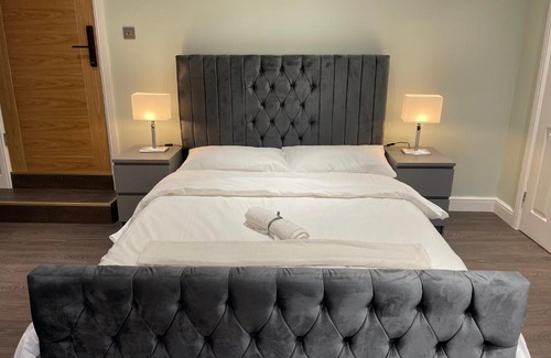 Fulham Broadway Apartment | Cosy Studio Flat with Balcony in Heart of London
