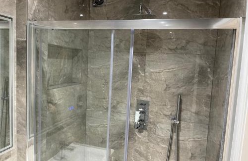 Fulham Broadway Apartment | Cosy Studio Flat with Balcony in Heart of London