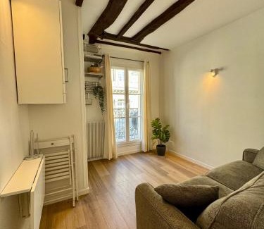 Sorbonne Apartment | Cosy Studio with balcony Paris Center - Sorbonne - Pantheon - Notre-Dame