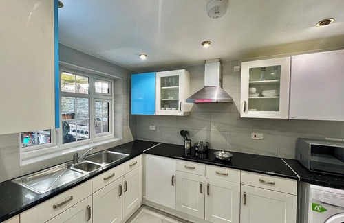 Barnet Apartment | Cosy Stylish Guest House with Private Patio and Gym Gear