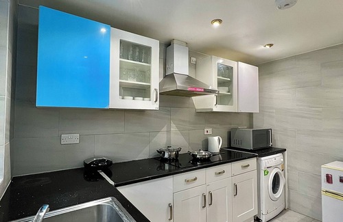 Barnet Apartment | Cosy Stylish Guest House with Private Patio and Gym Gear