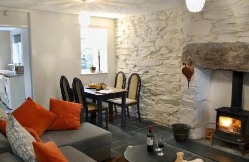 Rhiwbryfdir House | Cosy terrace cottage built into the mountain side.