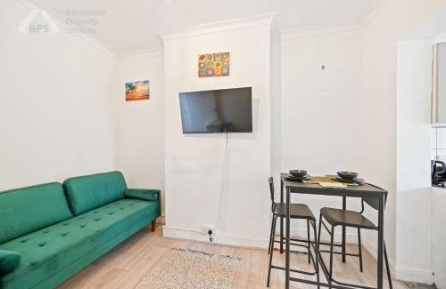Tottenham Apartment | Cosy Tottenham Apartment Sleeps 4