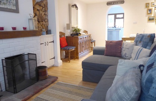 Heacham House | Cosy, traditional Norfolk cottage with option to book beach hut (seasonal)