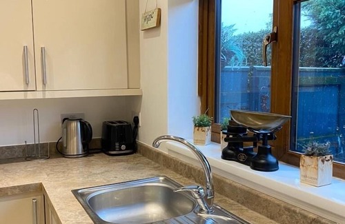Heacham House | Cosy, traditional Norfolk cottage with option to book beach hut (seasonal)