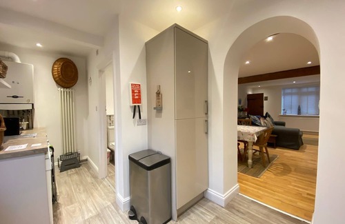 Heacham House | Cosy, traditional Norfolk cottage with option to book beach hut (seasonal)