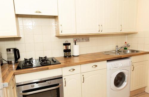 Homerton Apartment | Cosy Turkey Oak Flat in Hackney