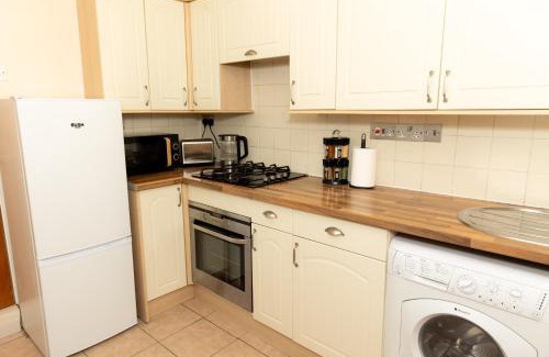 Homerton Apartment | Cosy Turkey Oak Flat in Hackney