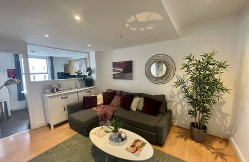 West Brompton Apartment | Cosy two bedroom flat Fulham Broadway
