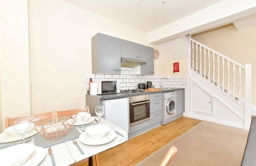Portsmouth House | Cosy TWO BEDROOM house !in Baffins!