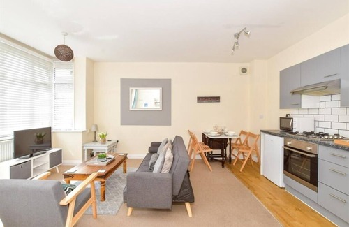 Portsmouth House | Cosy TWO BEDROOM house !in Baffins!