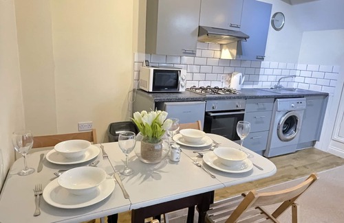 Portsmouth House | Cosy TWO BEDROOM house !in Baffins!