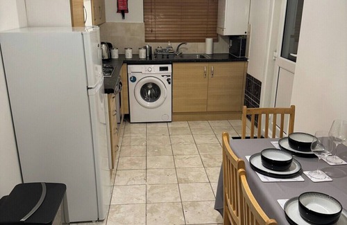 Tottenham Apartment | Cosy Urban Oasis 2 Bedroom Flat in Tottenham (Sleeps 5 People)
