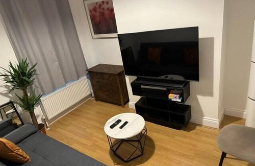 Tottenham Apartment | Cosy Urban Oasis 2 Bedroom Flat in Tottenham (Sleeps 5 People)