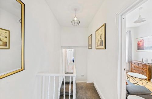 Tottenham Apartment | Cosy Urban Oasis 2 Bedroom Flat in Tottenham (Sleeps 5 People)