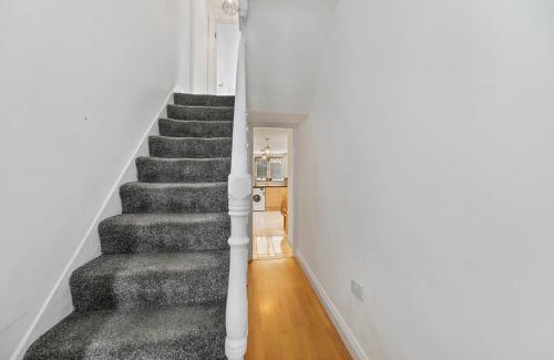 Tottenham Apartment | Cosy Urban Oasis 2 Bedroom Flat in Tottenham (Sleeps 5 People)