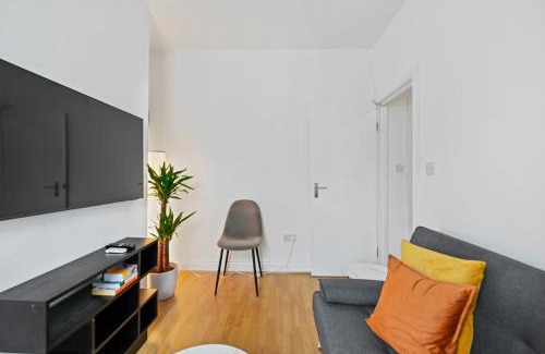 Tottenham Apartment | Cosy Urban Oasis 2 Bedroom Flat in Tottenham (Sleeps 5 People)