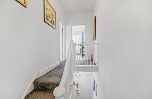Tottenham Apartment | Cosy Urban Oasis 2 Bedroom Flat in Tottenham (Sleeps 5 People)