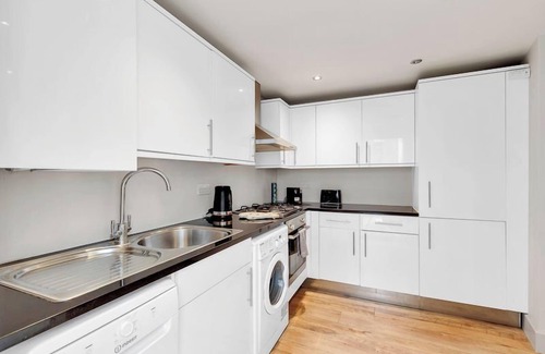 Vincent Square Apartment | Cosy Urban Retreat
