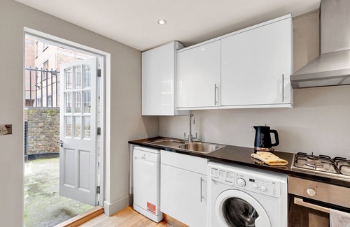 Vincent Square Apartment | Cosy Urban Retreat