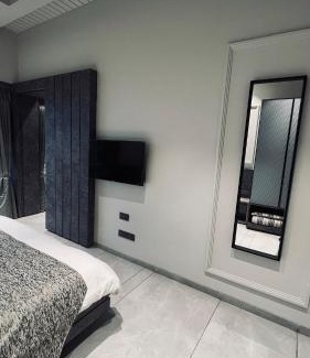 Thakursai Apartment | Cosy Villa Luxury Suite with pool