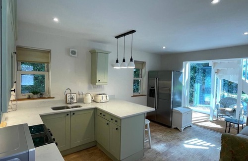 Leckhampton Cottage | Cosy Woodland Retreat | 10 mins from Cheltenham Promenade | Dog Friendly
