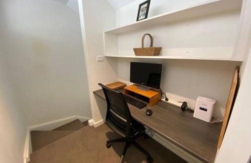 O'Connor House | Cosy Work From Home Townhouse 10 Mins From City - Hosted by CanStay