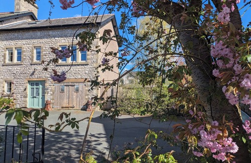 Ingleton Apartment | Cosy yet spacious property with private parking, close to the village centre.