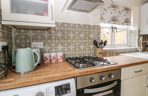 Winterborne Kingston Cottage | COSYNOOK COTTAGE, pet friendly, with a garden in Winterborne Kingston