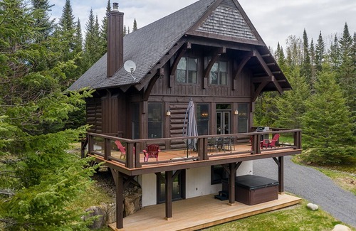 Lac Superieur Village Ski Chalet | Cote Nord Tremblant Luxury 4 beds spa, A/C, pool, tennis, beach nCITQ 234496
