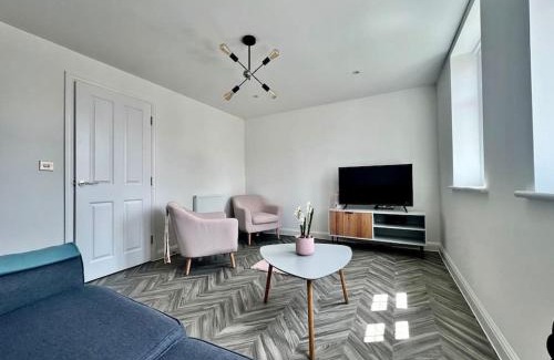 Chippenham House | Cotswold Cottage Getaway Home