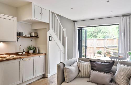 Cheltenham House | Cotswold Luxury Coach House - ideal for couples, w/EV charging
