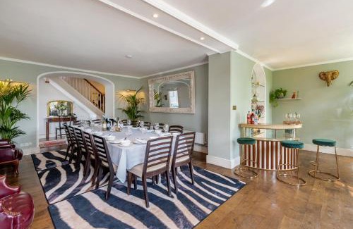 Petty France House | Cotswold Manor House - country house retreat with hot tub, ideal for large groups