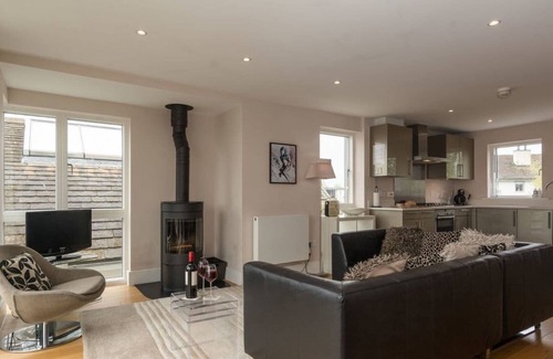 Malmesbury House | Cotswolds Lakeside House. On-site Spa & Swimming Pool.s. With rooftop terrace