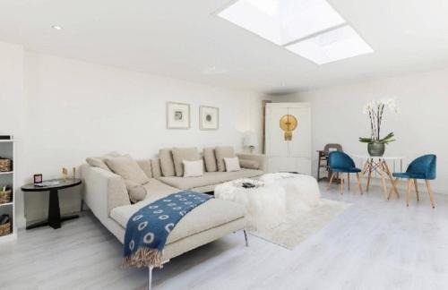 Witney Apartment | Cotswolds Lodge in Minster Lovell